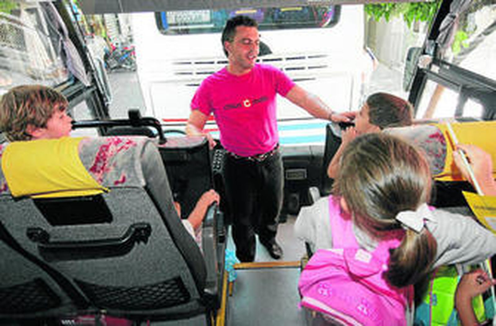 Varios niños en el interior de un autobús escolar.
