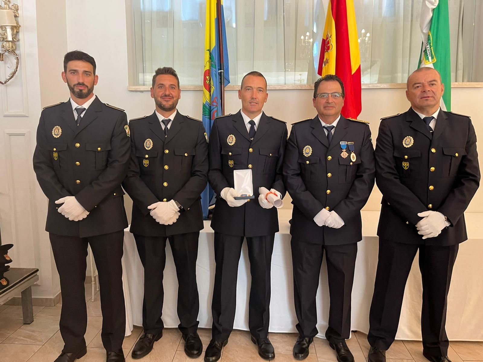 Agentes del grupo GOAP con la medalla concedida.
