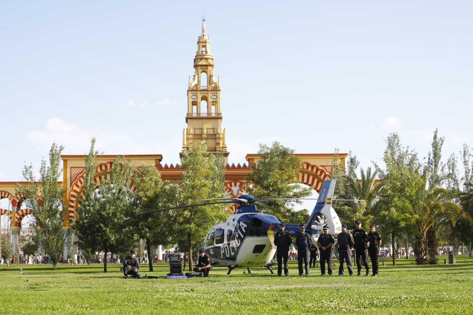 El helicóptero y los drones de la Policía Nacional en el recinto ferial de Córdoba.