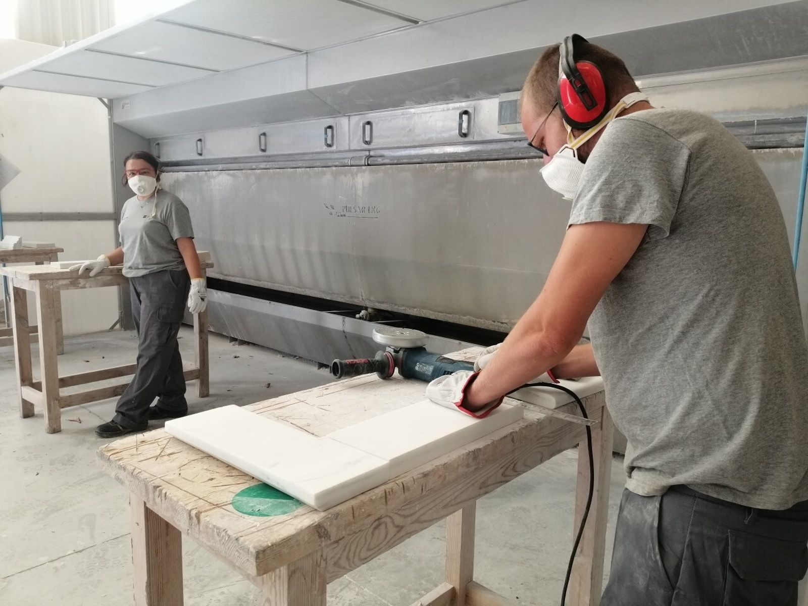 Alumnos formándose en la Escuela de Mármol de Fines