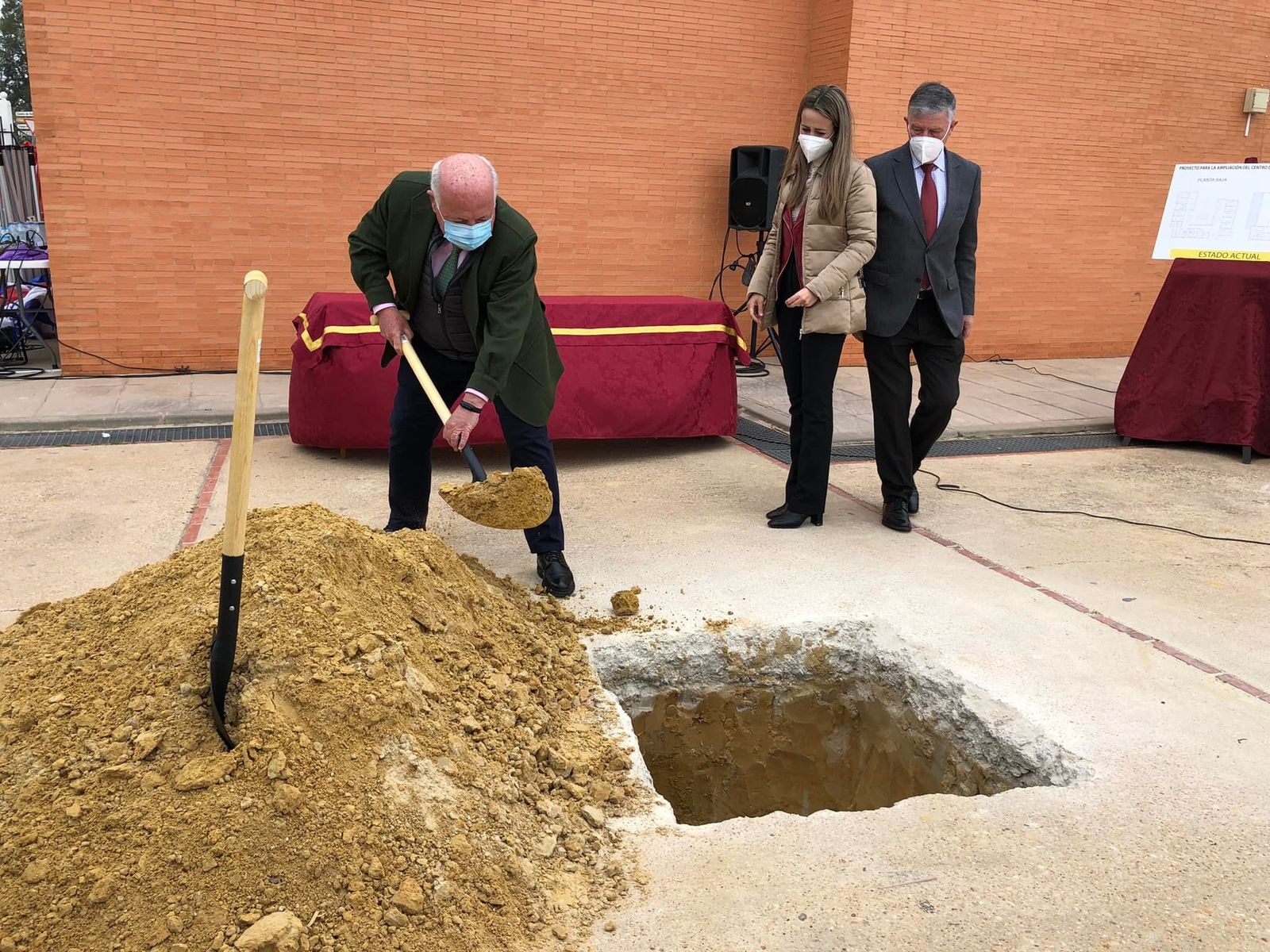 Jesús Aguirre coloca la primera piedra del nuevo servicio de Rehabilitación.