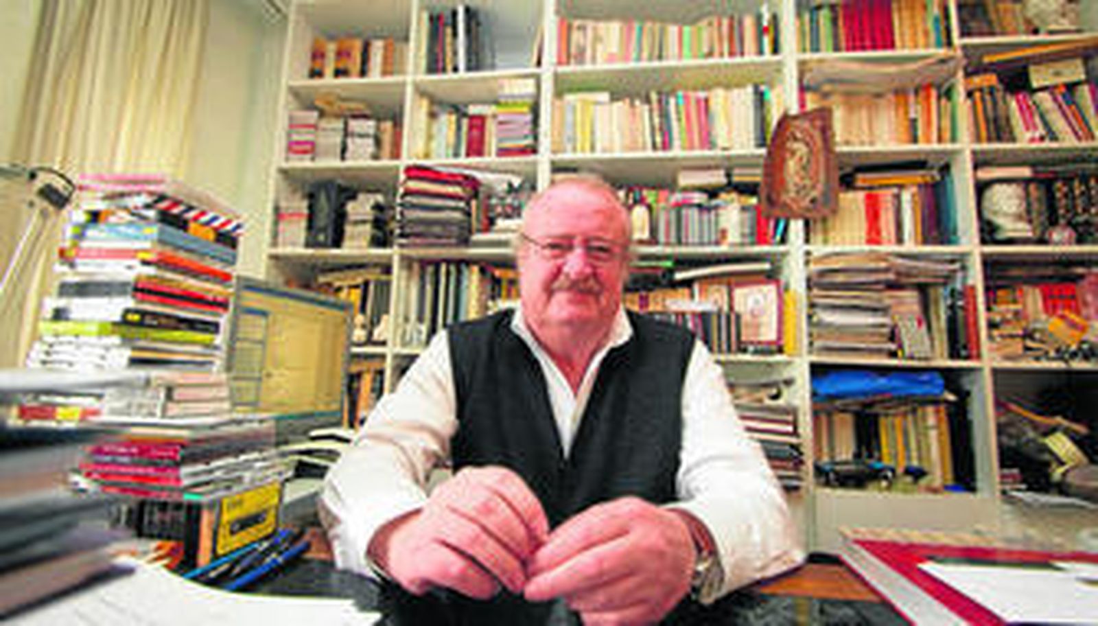 Ramón M. Serrera, en su domicilio de Sevilla, durante un momento de la entrevista.