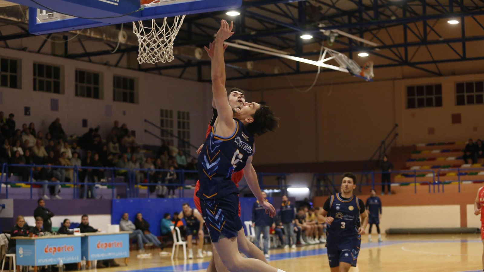 Entrada a canasta en un ataque de la ULB ante el CB Almería.
