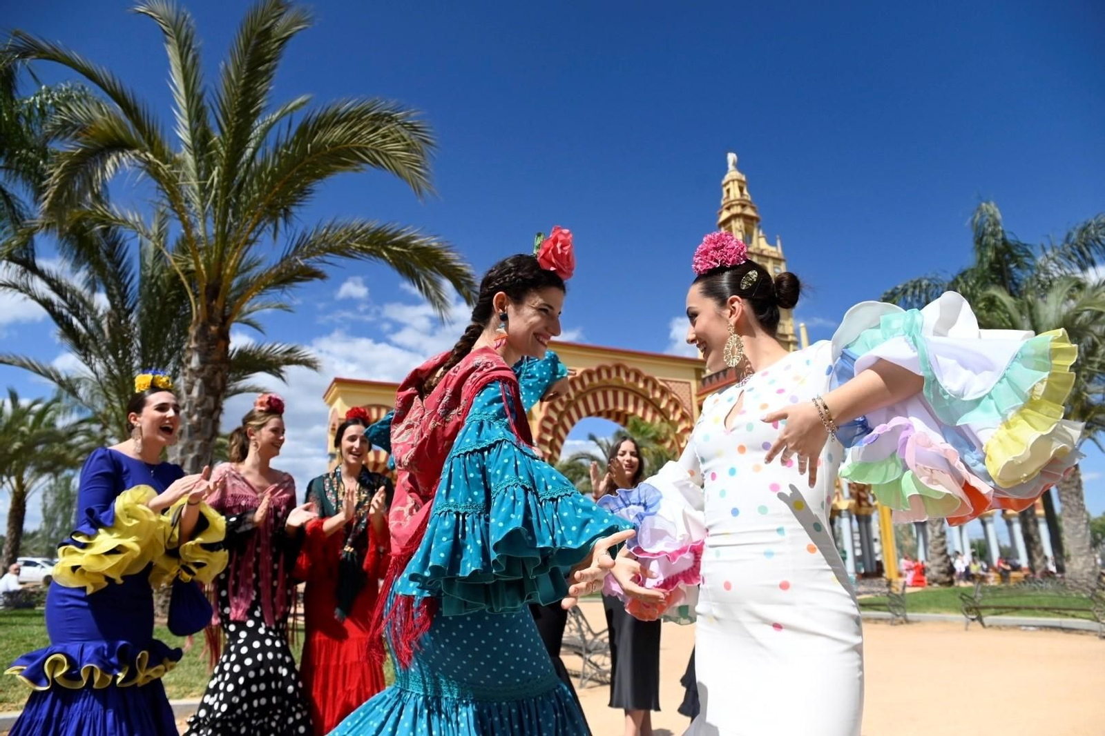 Jóvenes bailan delante de la portada de la Feria de Córdoba