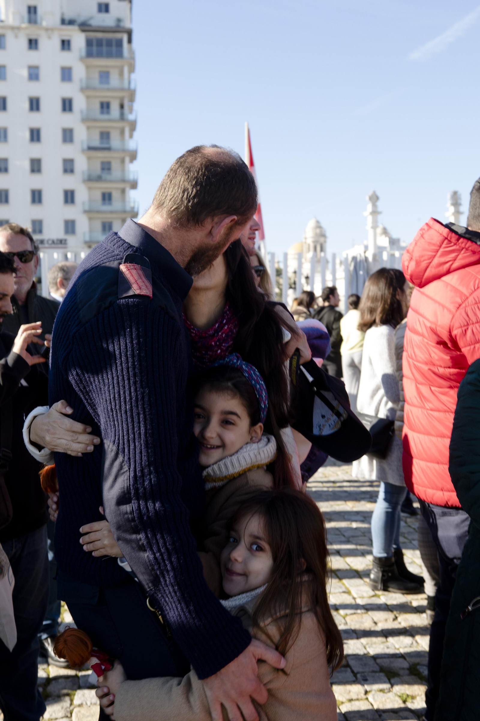 Las imágenes de la salida del buque  "Juan Sebastián de Elcano" del muelle de Cádiz.