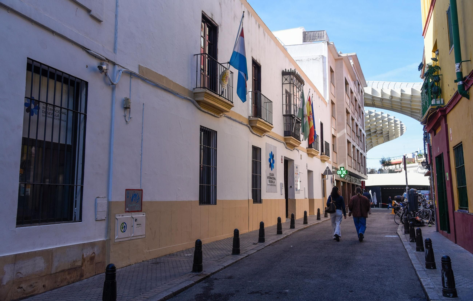 Entrada al colegio por la calle Alcázares. Al fondo, la plaza de la Encarnación.