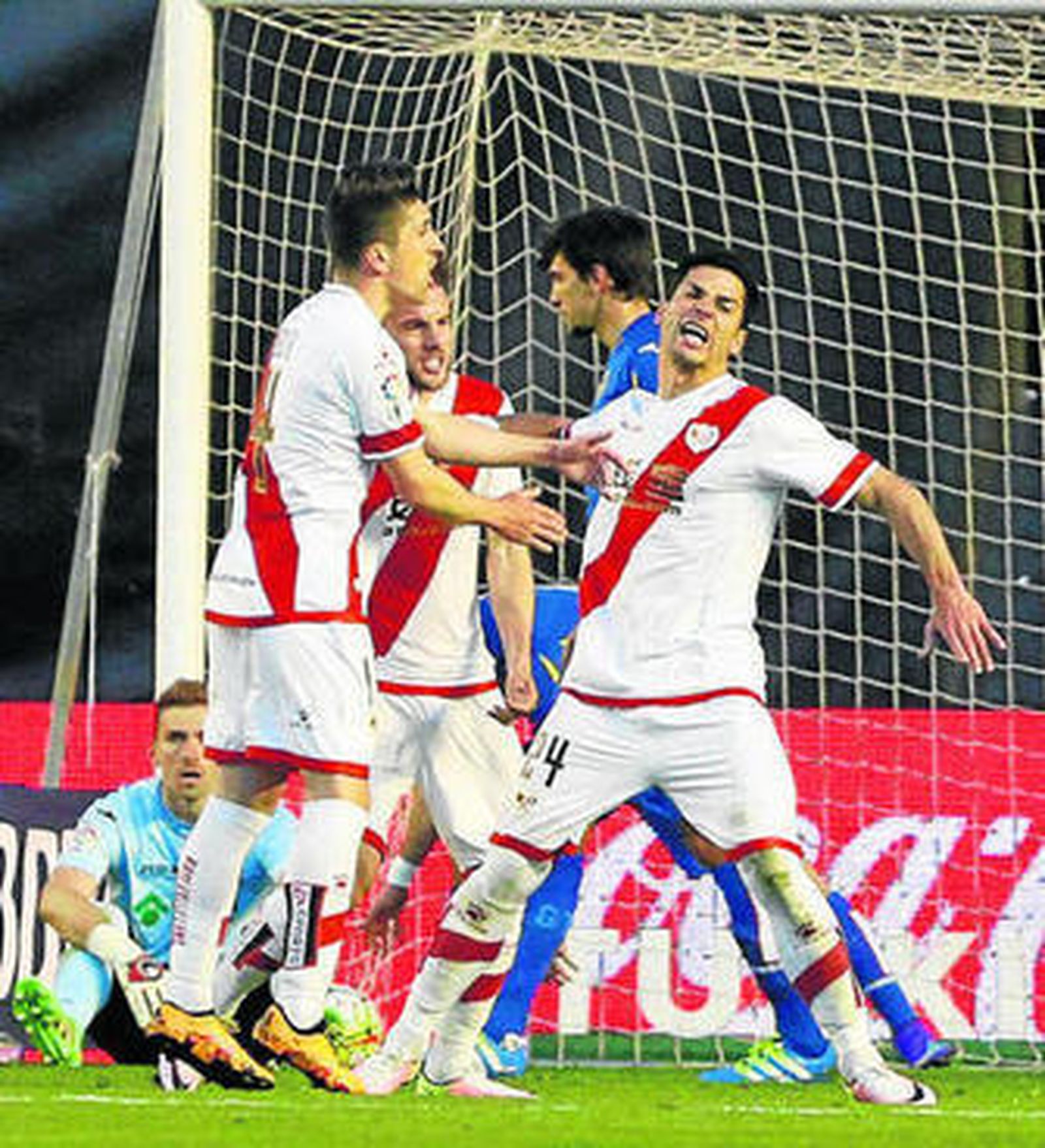 Javi Guerra (derecha) celebra su gol, el primero del Rayo.