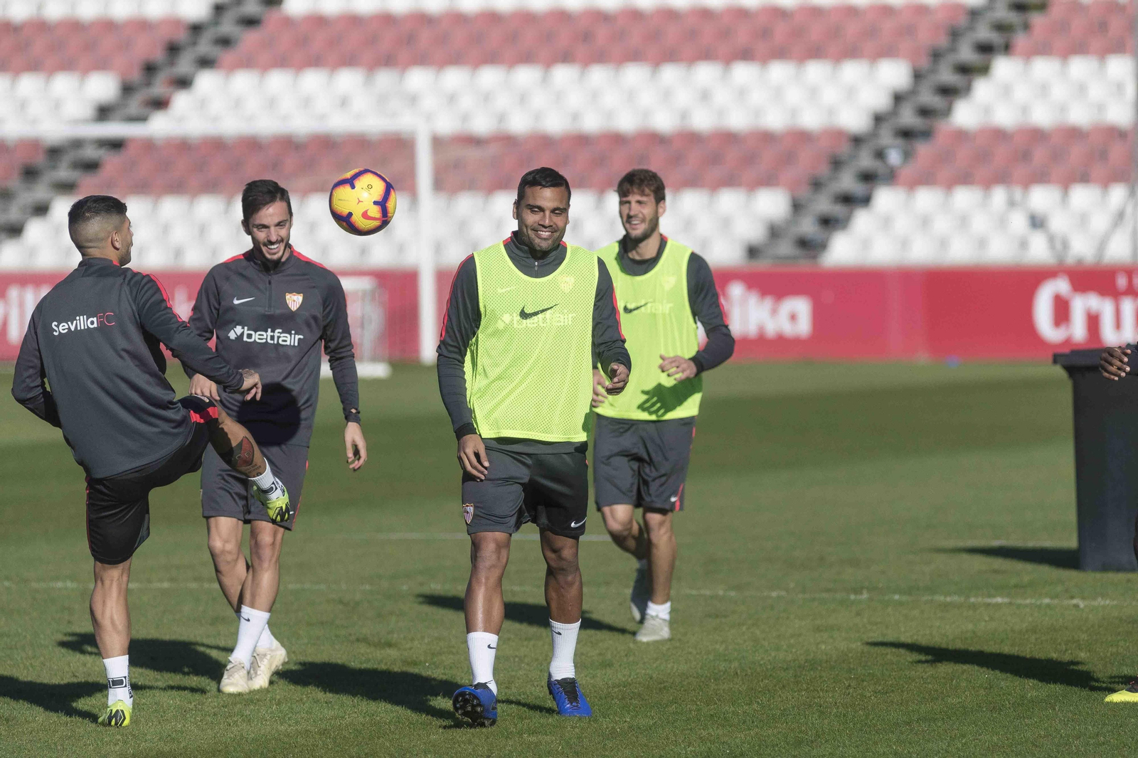Banega juega con el balón ante unos sonrientes Sarabia, Mercado y Mudo.
