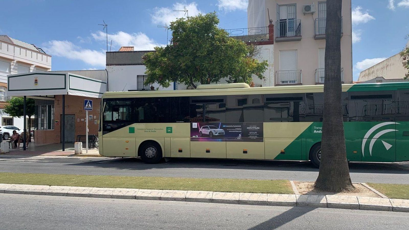 Uno de los autobuses del Consorcio Metropolitanos de Sevilla