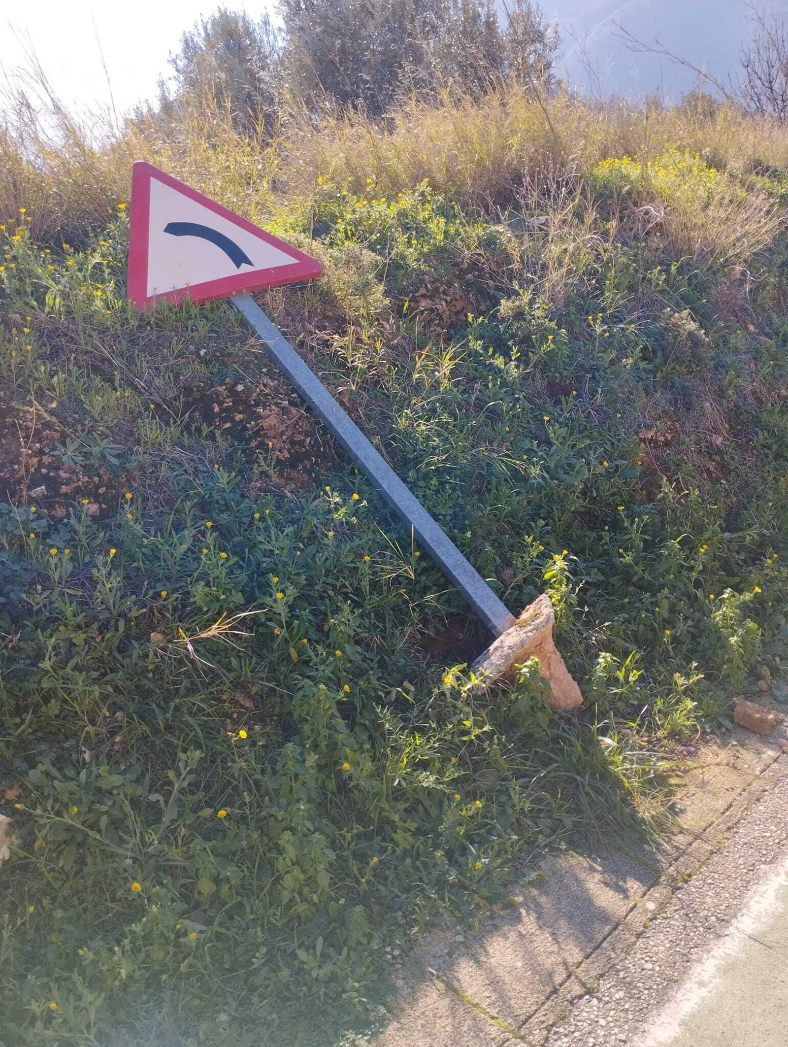 Así se encuentra la Vía Verde de Jabalcuz: vallas rotas, señales arrancadas y suciedad