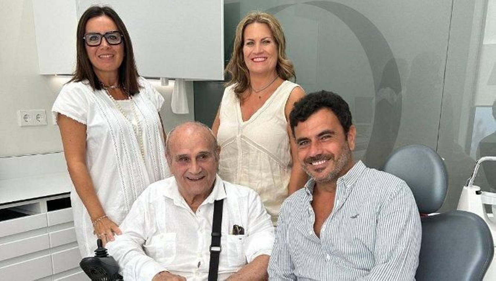 El Dr. Copano con sus hijos Lucía, Teresa y Juan Antonio en una de las salas de las renovadas instalaciones de la clínica.