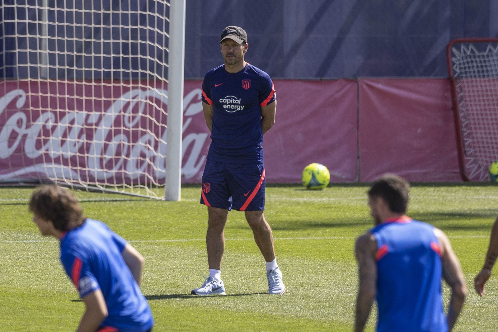 Simeone observa el entrenamiento del Atlético de Madrid.