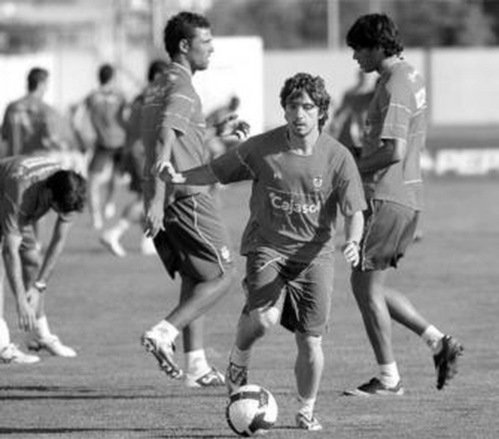 Sisi conduce el balón durante el último entrenamiento en el que pudo tomar partido.