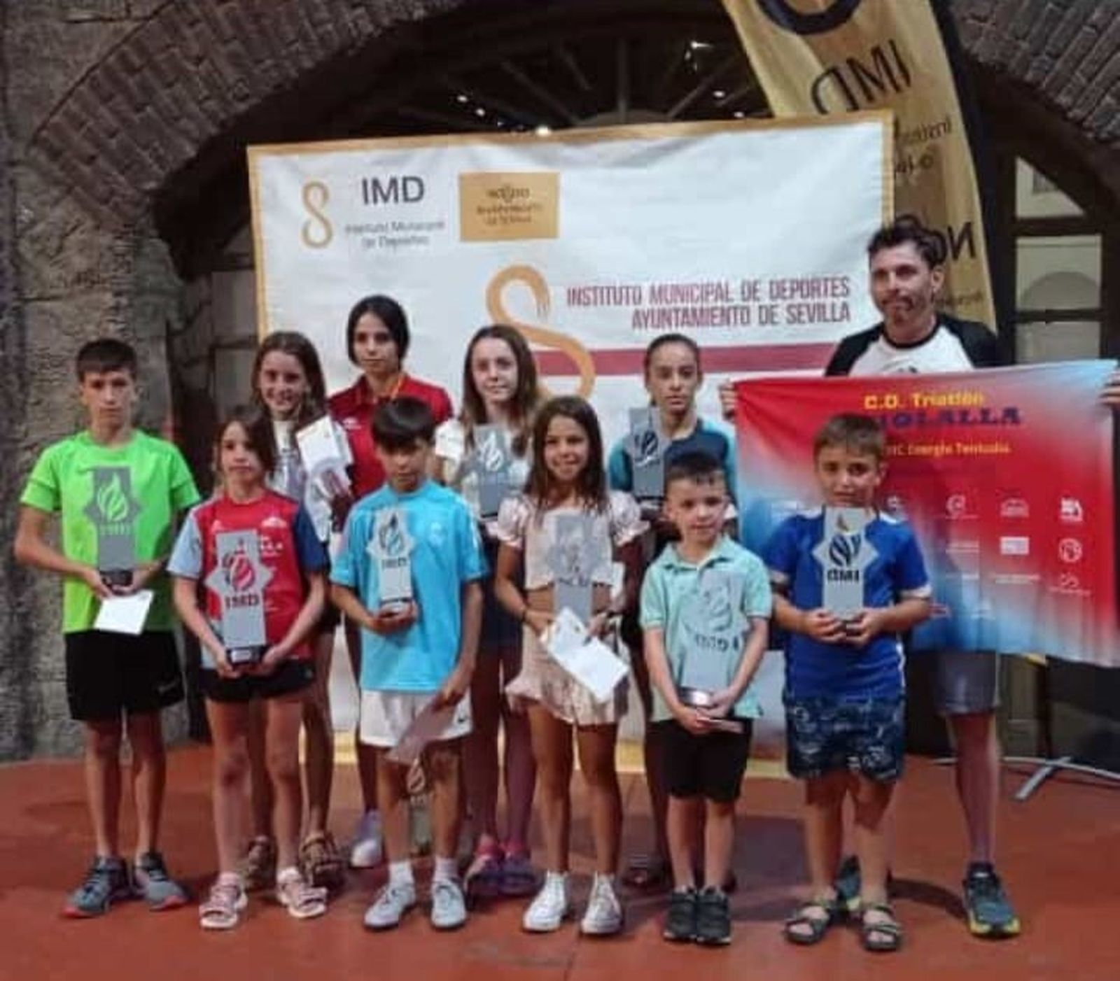 Los jóvenes duatletas de Santa Olalla del Cala, con sus galardones.