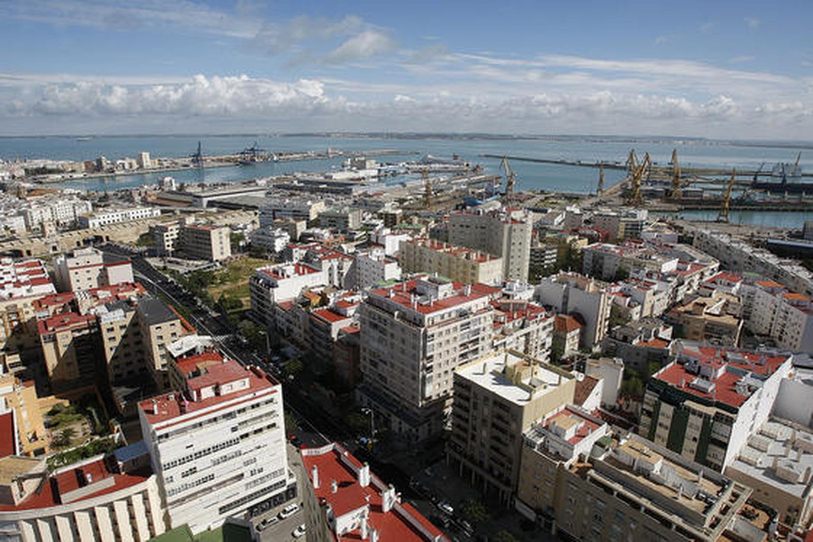 Una visita a lo alto del Pirulí ofrece una singular vista Cádiz. 

Foto: Jose Braza