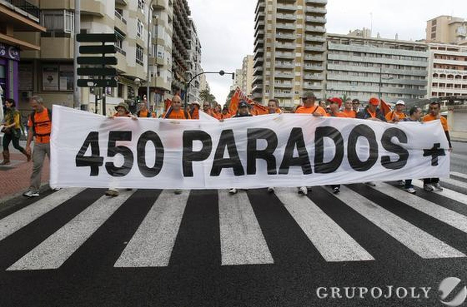 La plantilla de Cádiz Electrónica marcha de El Puerto a la capital para reclamar soluciones ante el ERE que plantea la empresa. 

Foto: Fito Carreto