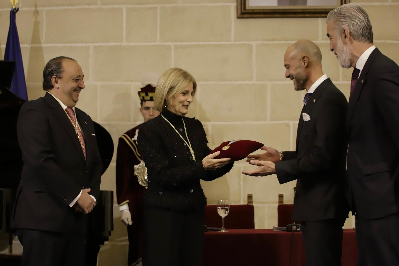 Momento de la entrega de la Medalla de Oro de Jerez a la Hermandad de las Angustias.