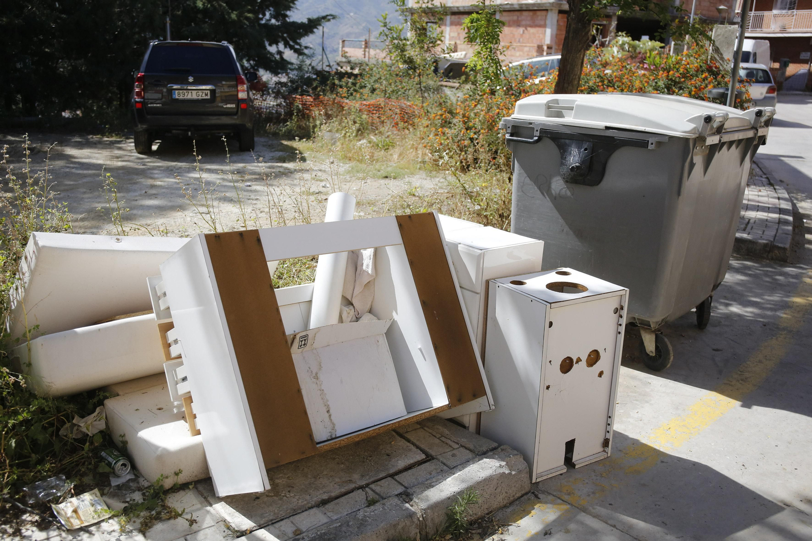 Muebles apilados ayer en la calle Oboe pese a no ser día de recogida.