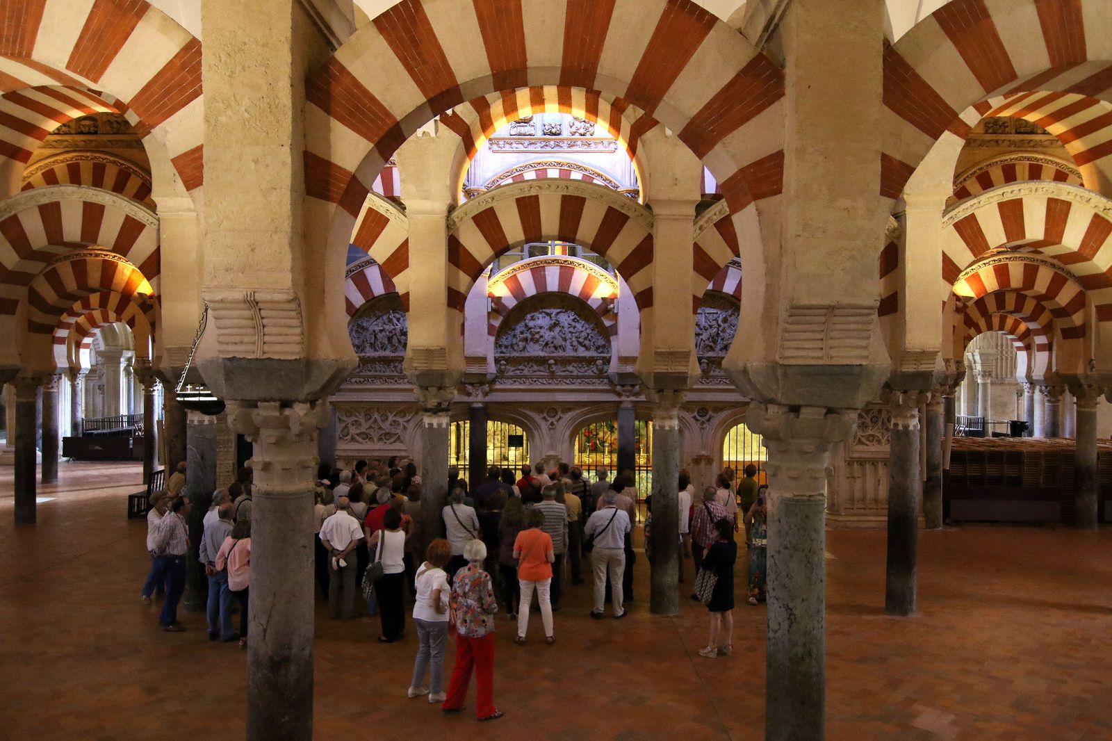 Turistas en el interior de la Mezquita-Catedral de Córdoba.