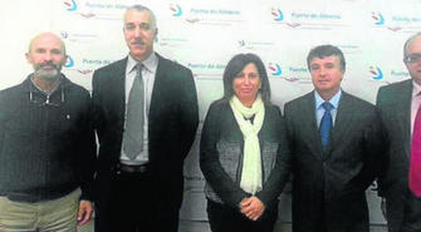 La delegación argelina, con Trini Cabeo, presidenta de la Autoridad Portuaria.