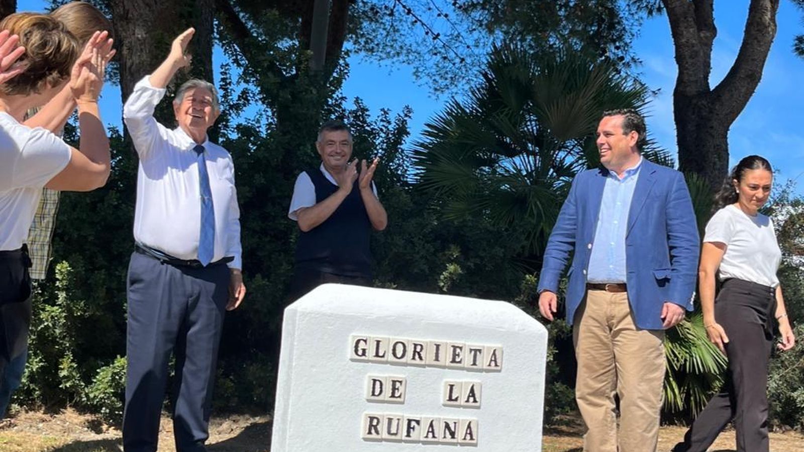 Otro momento de la inauguración de la rotonda, con Ramón Gatica (izq.) y el concejal Curro Martínez.