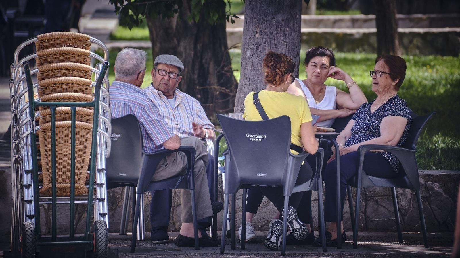 Mayores con sus cuidadoras, a la sombra. Mayores con sus cuidadoras, a la sombra.