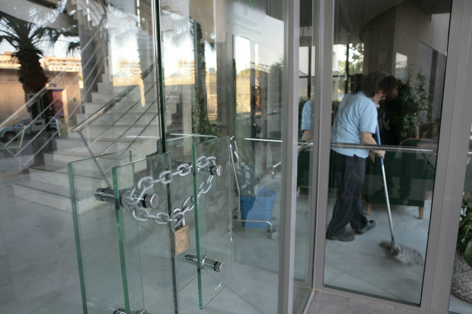 Un operario barre en el vestíbulo del CEAR.