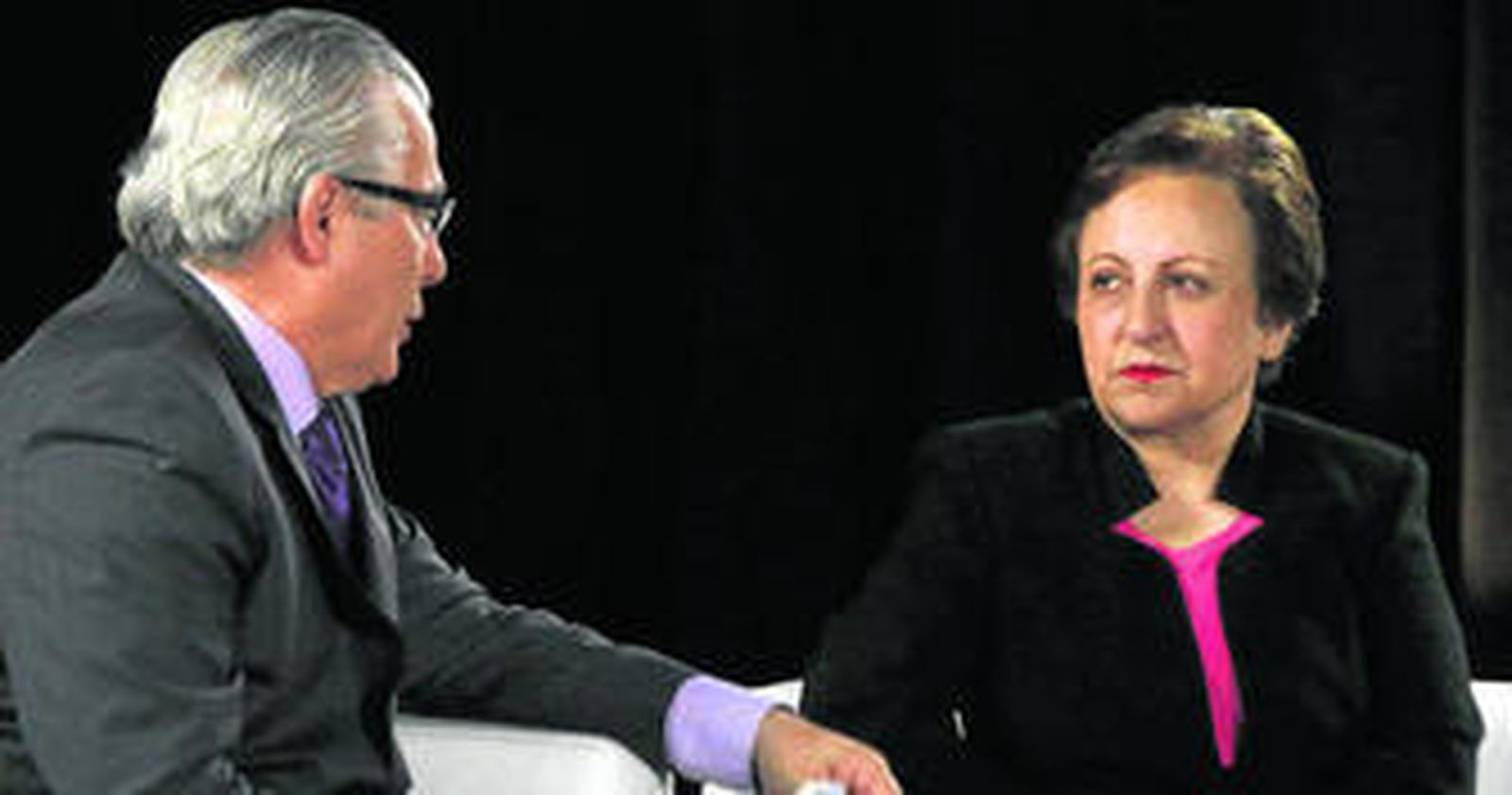 La abogada iraní y Nobel de la Paz Shirin Ebadi charla ayer en Madrid con el ex juex Baltasar Garzón.