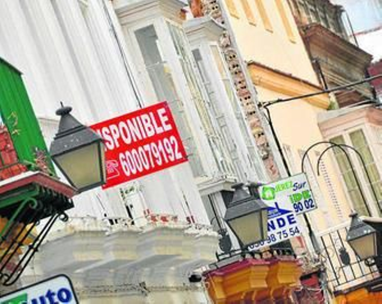 Carteles de venta en pisos de segunda mano.