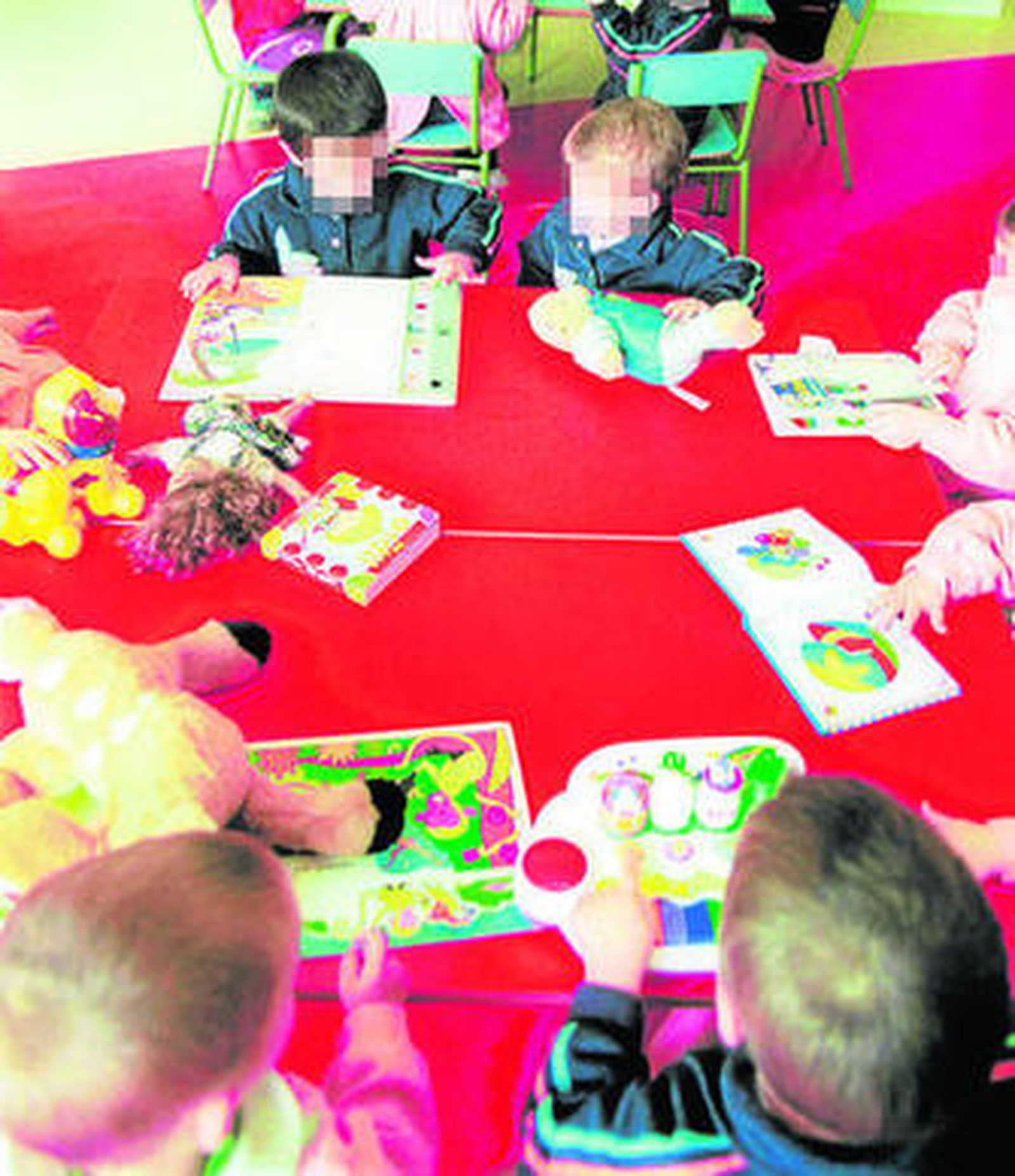 Varios niños disfrutan de juegos didácticos en una guardería pública de Sevilla.