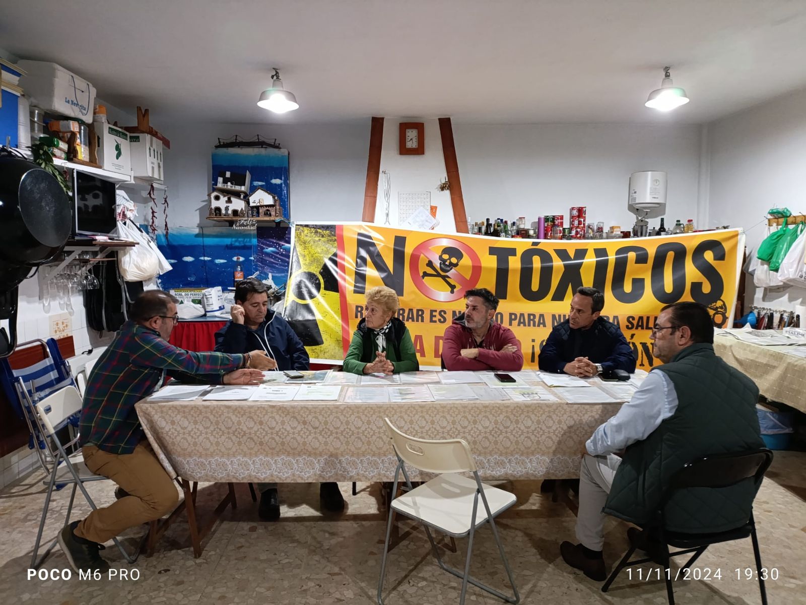 La reunión de los vecinos en la sede de la asociación con los líderes de los grupos municipales.