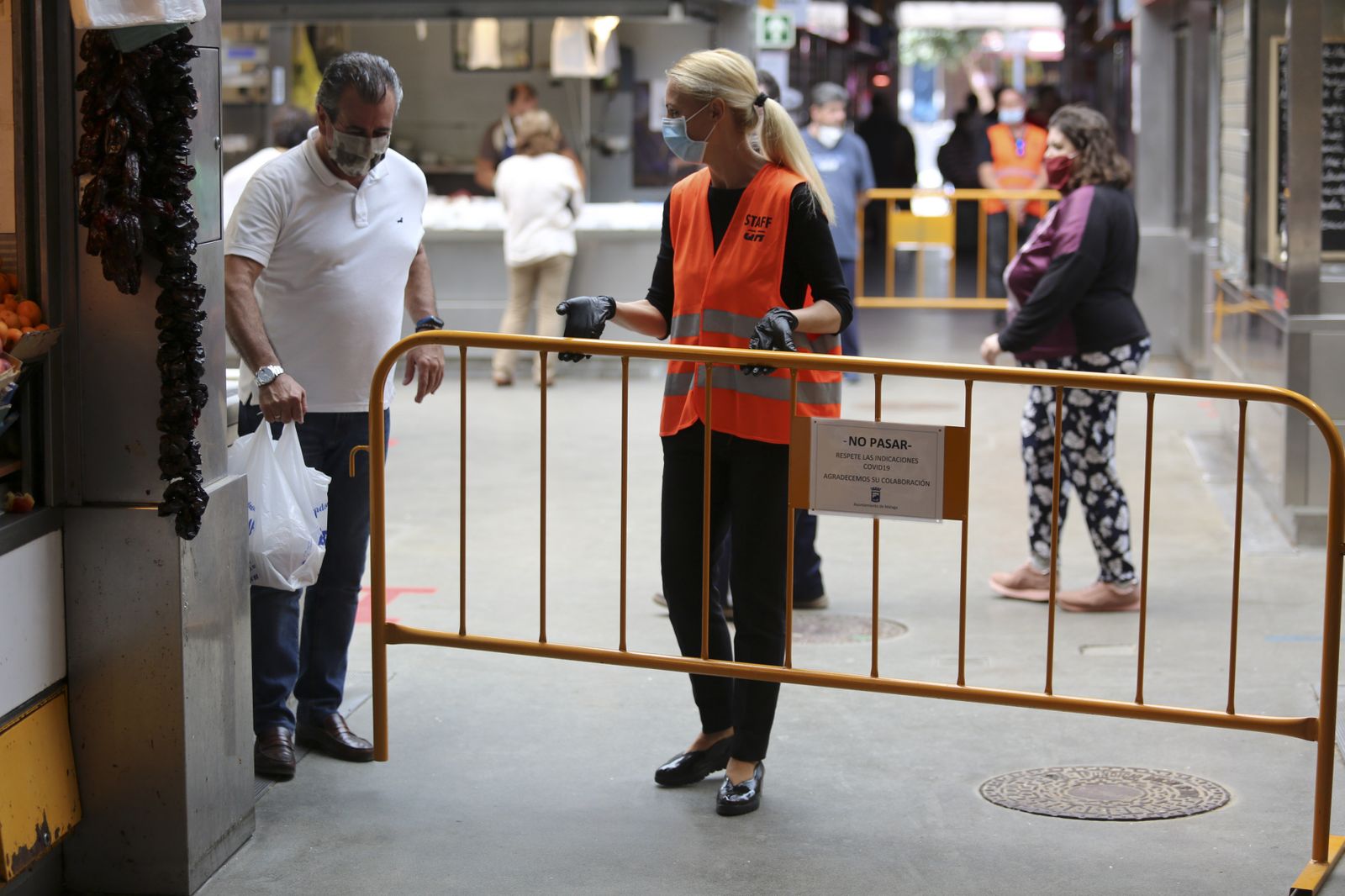 Afluencia de clientes en el mercado de Atarazanas en Málaga, en fotos