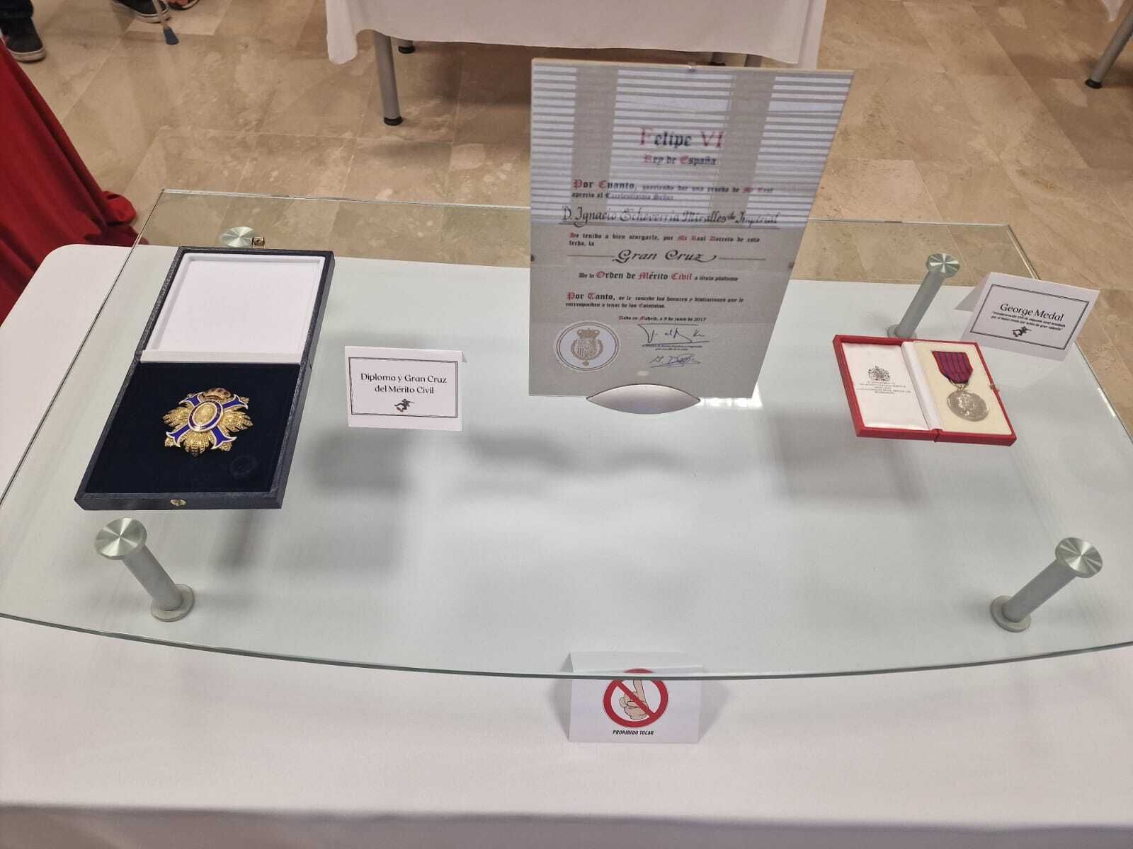 La iglesia de Nuestra Señora de Montserrat acoge una exposición con material personal de Ignacio Echeverría.