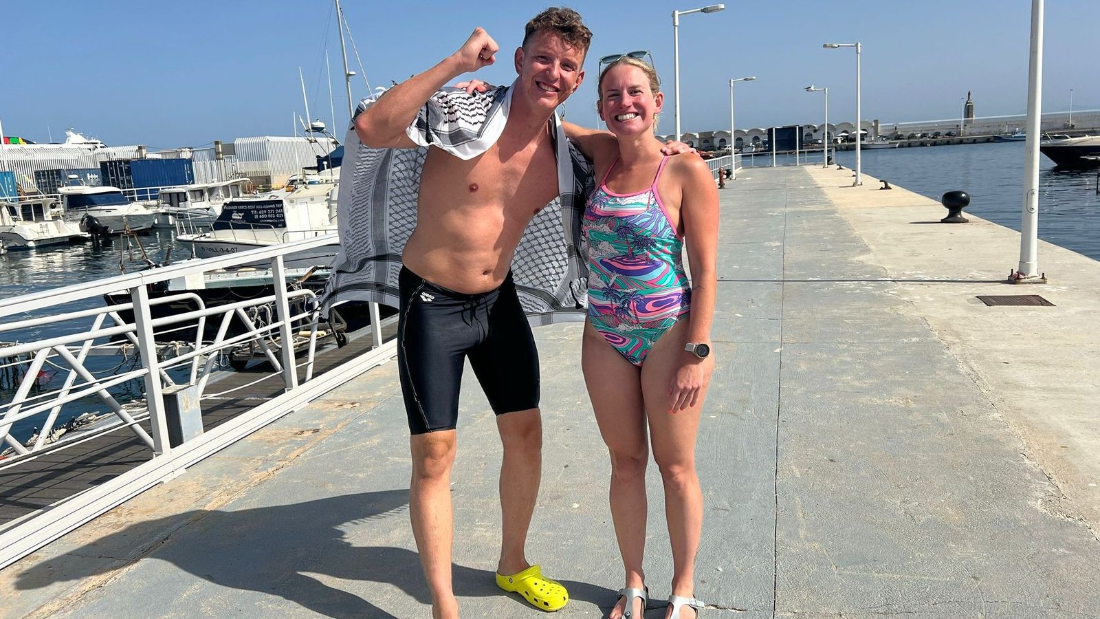 La dupla que completó este miércoles el cruce a nado del Estrecho