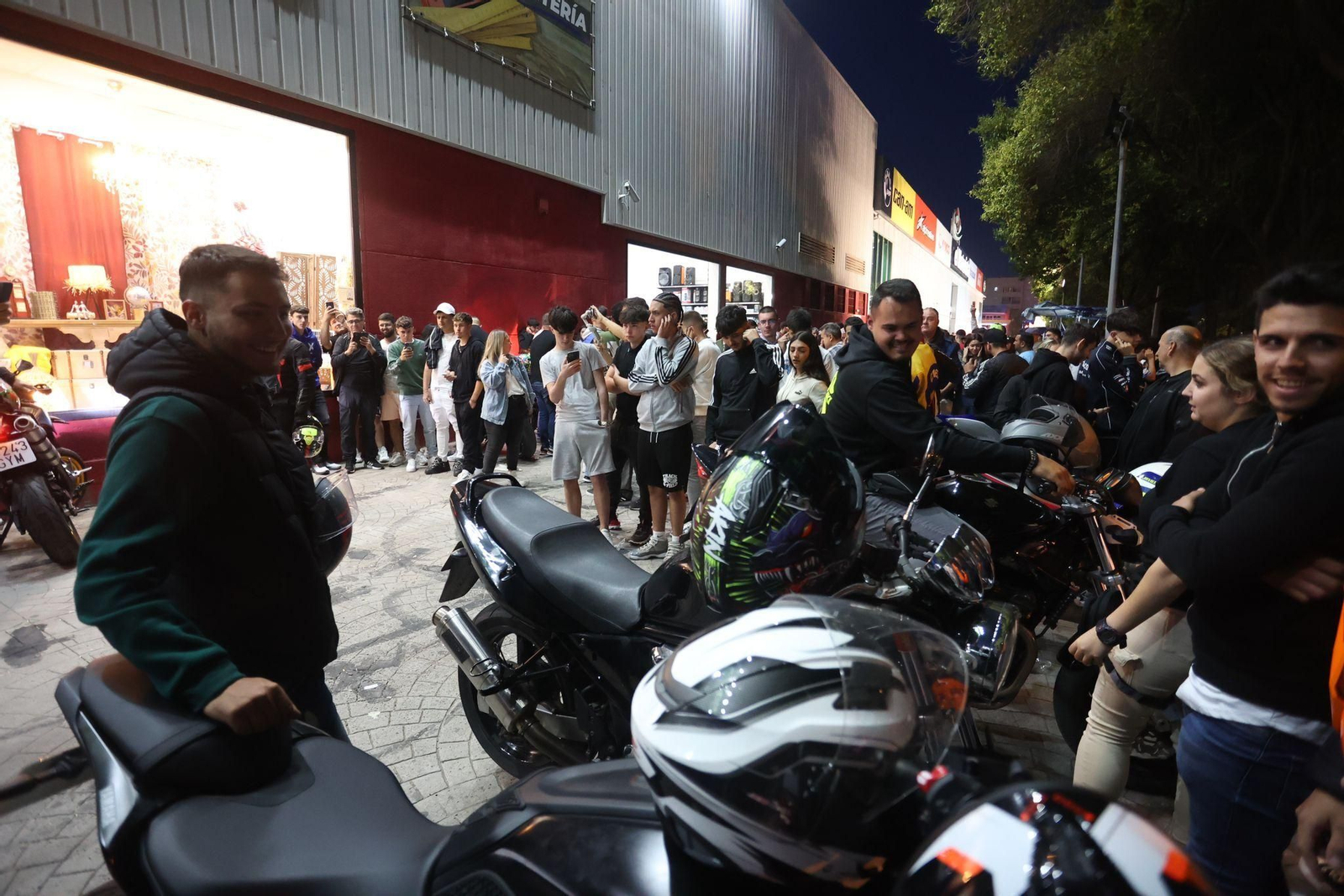 Ambiente motero en Jerez el jueves del Gran Premio de MotoGP