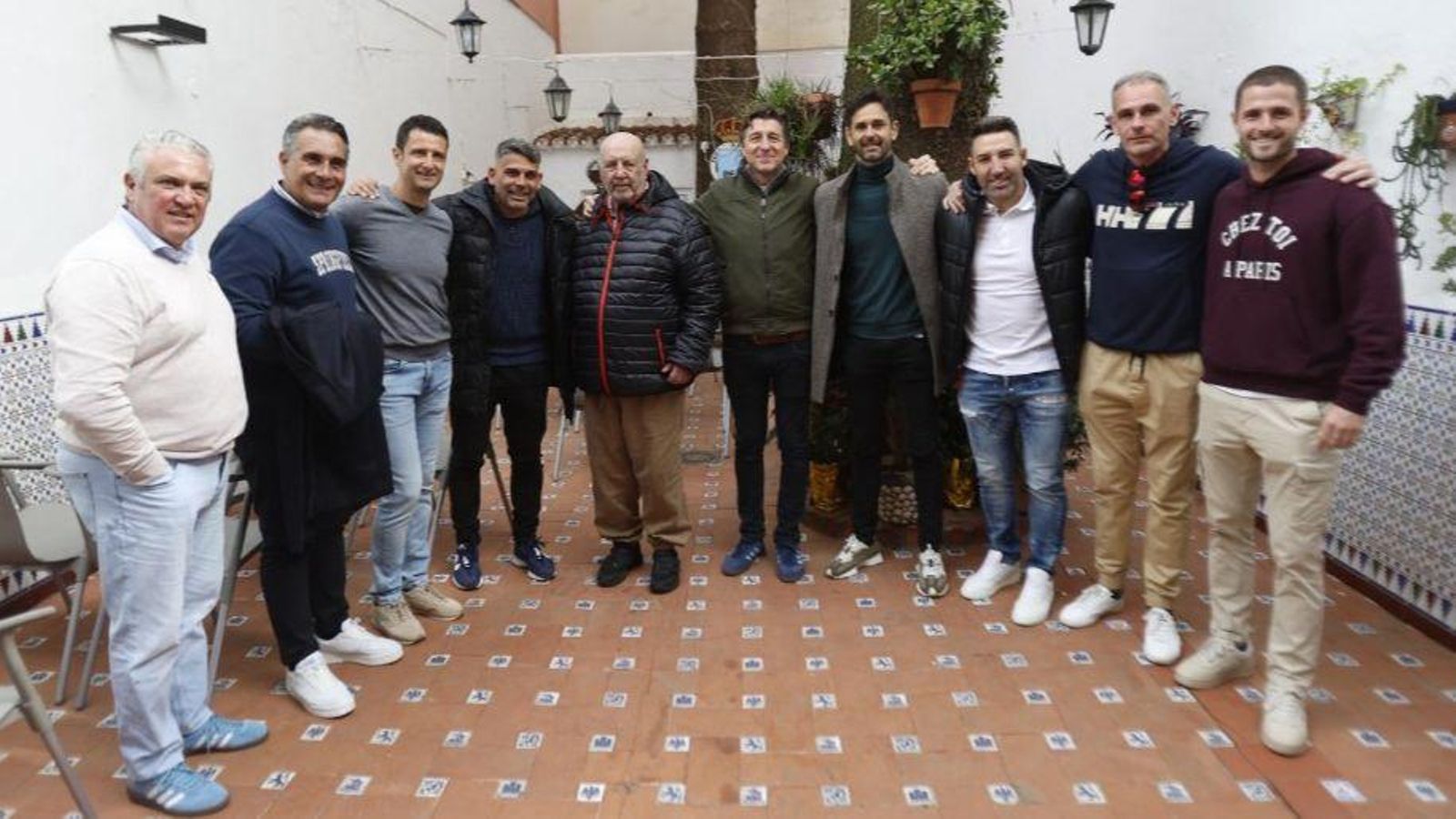 Baby, rodeado de exdiscípulos, el directivo Javier Baglietto y el capitán albinegro, Connor Ruane Baby, rodeado de exdiscípulos, el directivo Javier Baglietto y el capitán albinegro, Connor Ruane