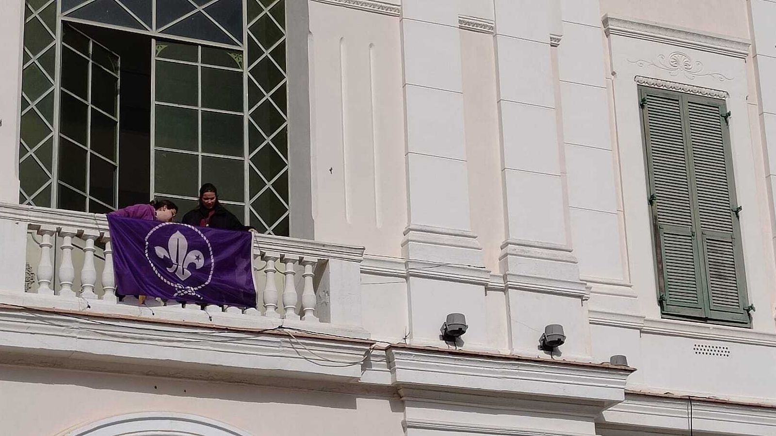 La bandera del movimiento scout, ayer en el balcón del Ayuntamiento.