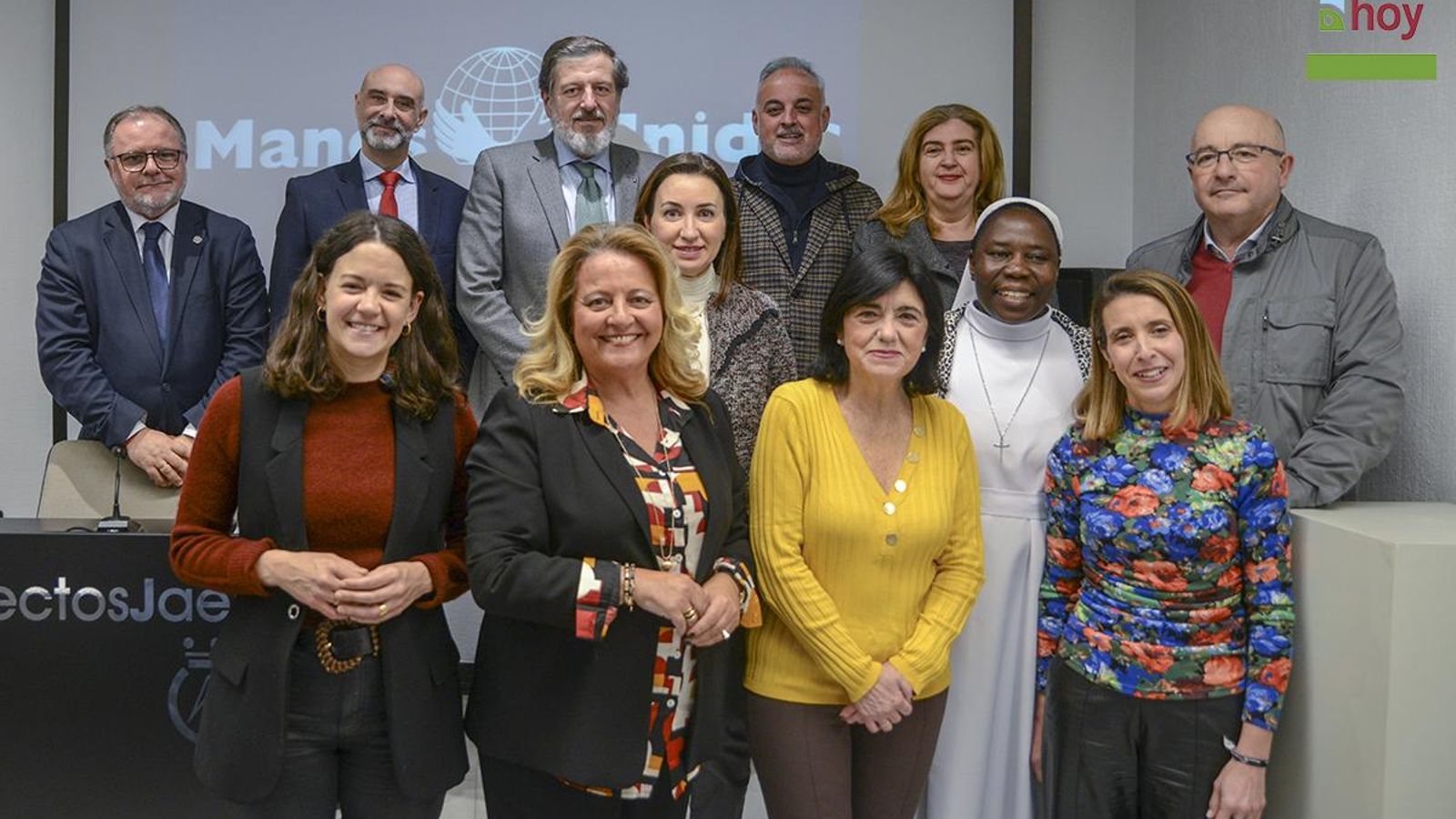 Autoridades y colaboradores de la campaña de Manos Unidas.
