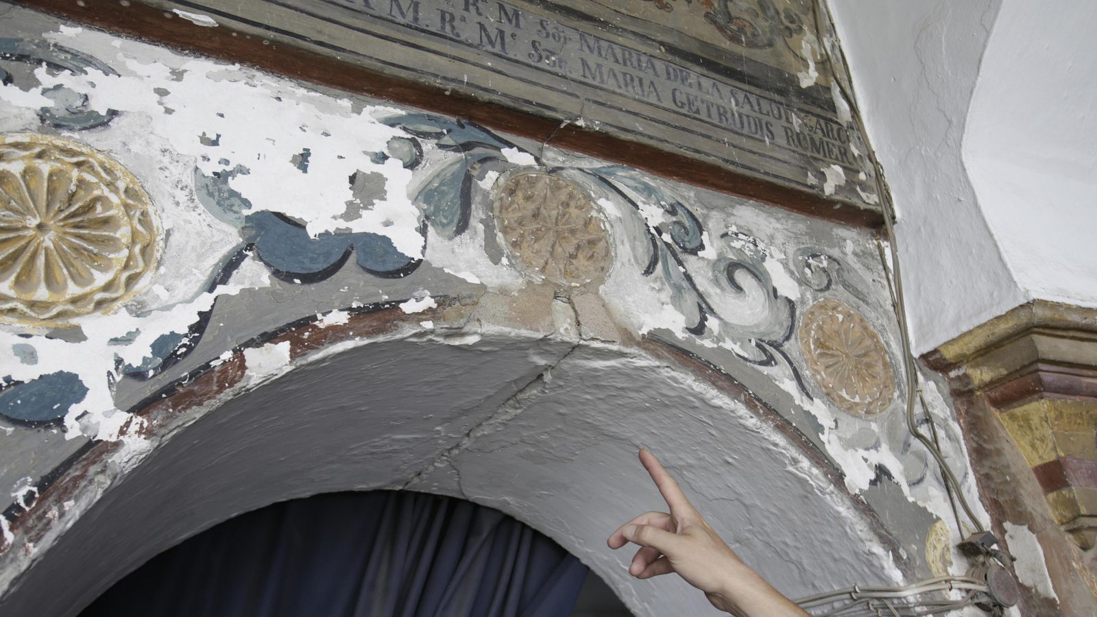 Testigo en el que se relata la restauración de las pinturas por parte de una religiosa.