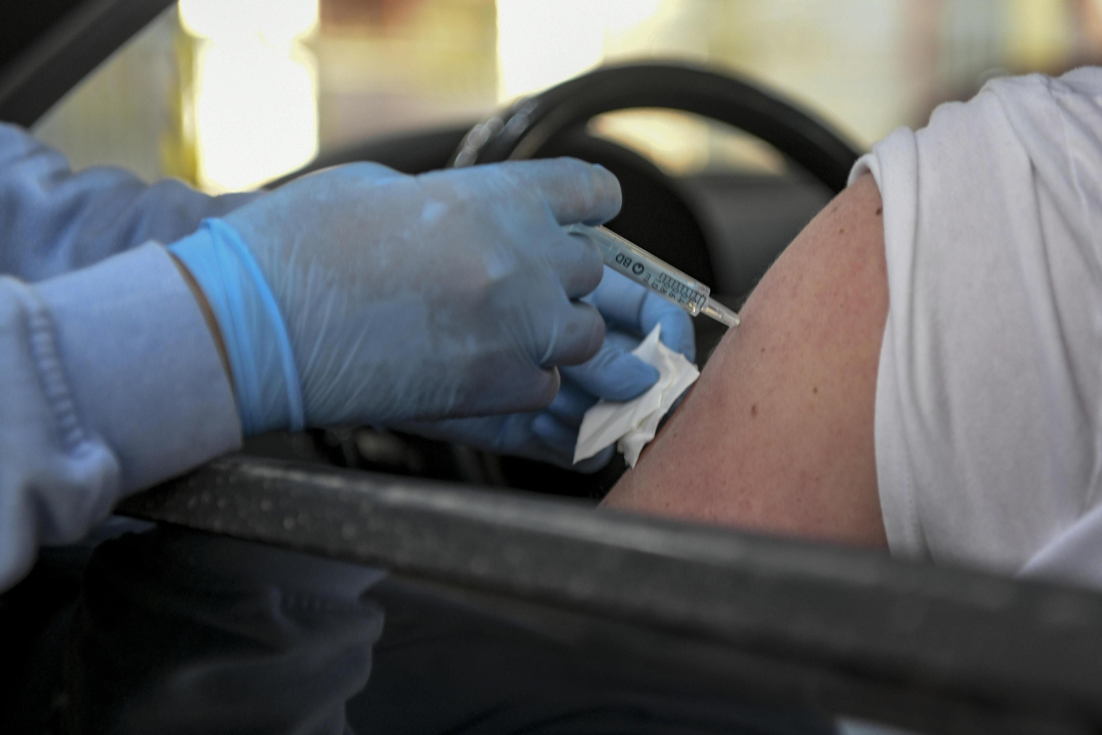 Fotos de la segunda jornada de vacunación masiva en Granada