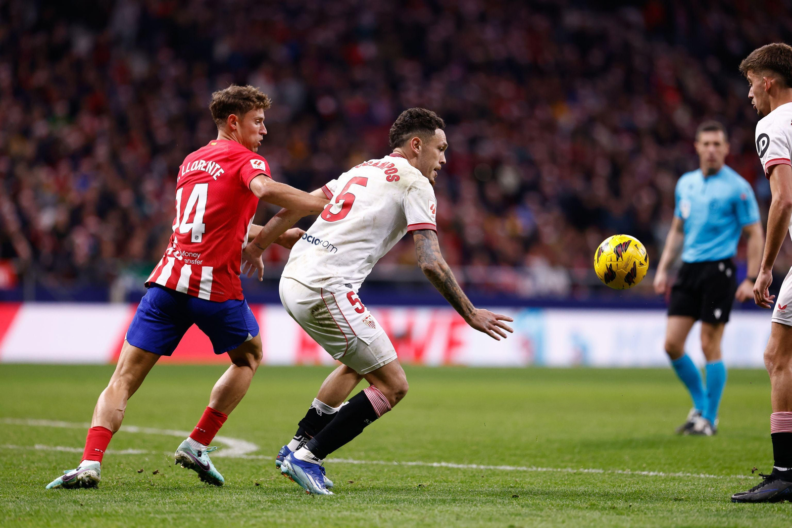 Llorente trata de impedir que Ocampos se dé la vuelta.