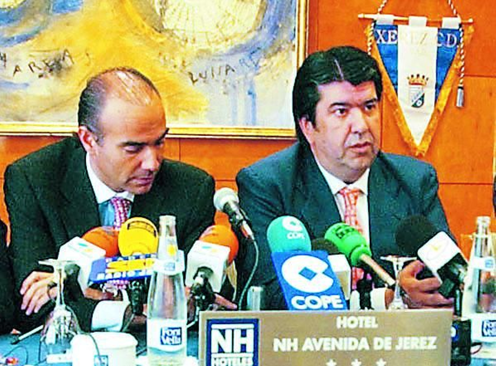 Luis Oliver,  junto a Gil SIlgado, el día que anunció la venta del XCD al sevillano.