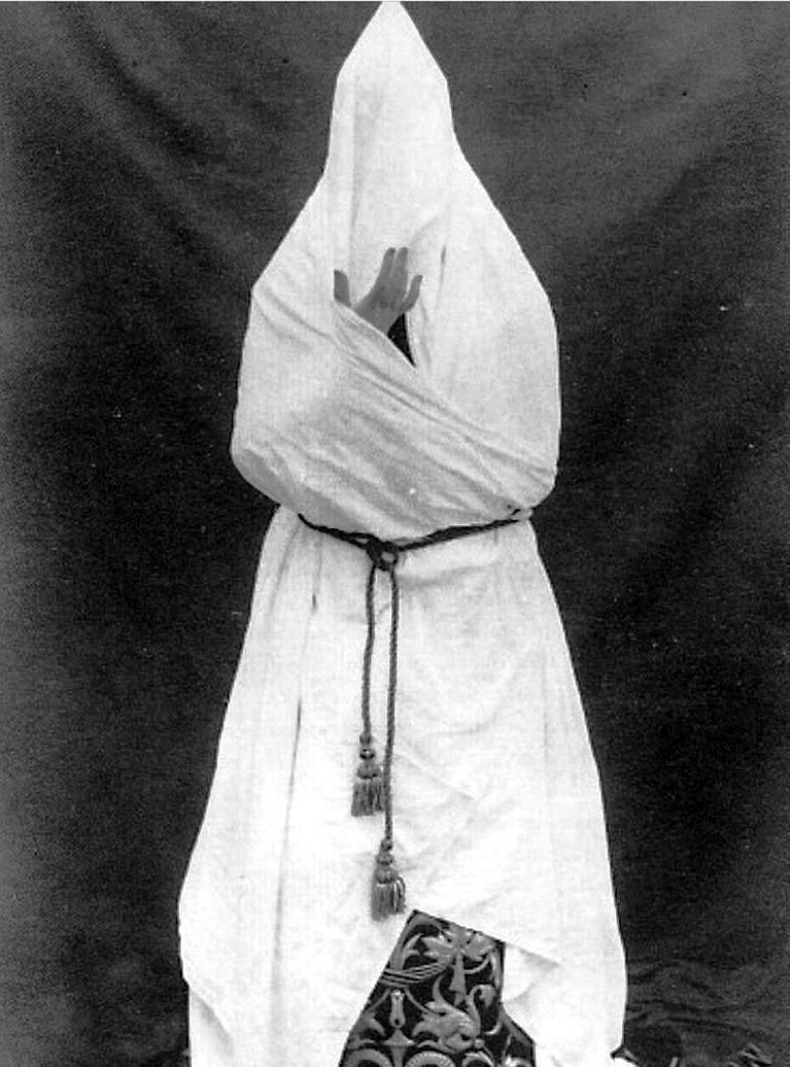 La Virgen de la O envuelta en sábanas para ser trasladada a su parroquia tras el suceso