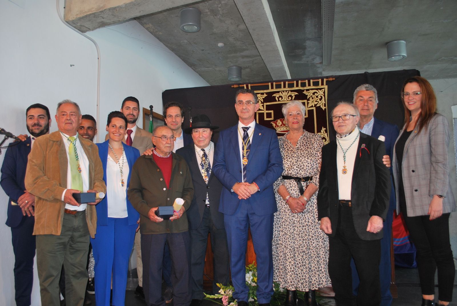 El alcalde compartió con los homenajeados una de las fotografías.