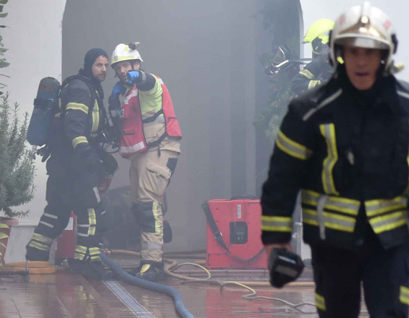 Un herido muy grave y varios desalojados en un incendio en Triana
