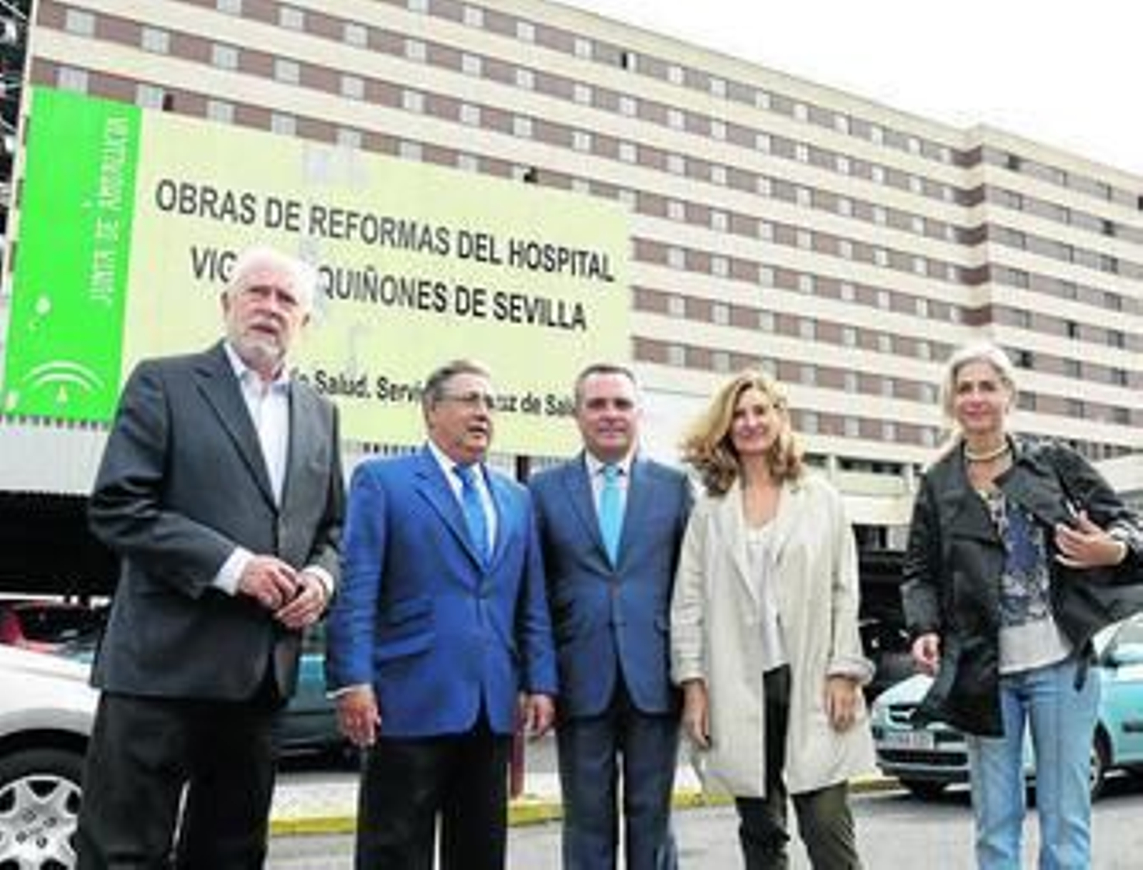 Zoido y Bueno, junto a los parlamentarios populares ayer en la fallida visita.