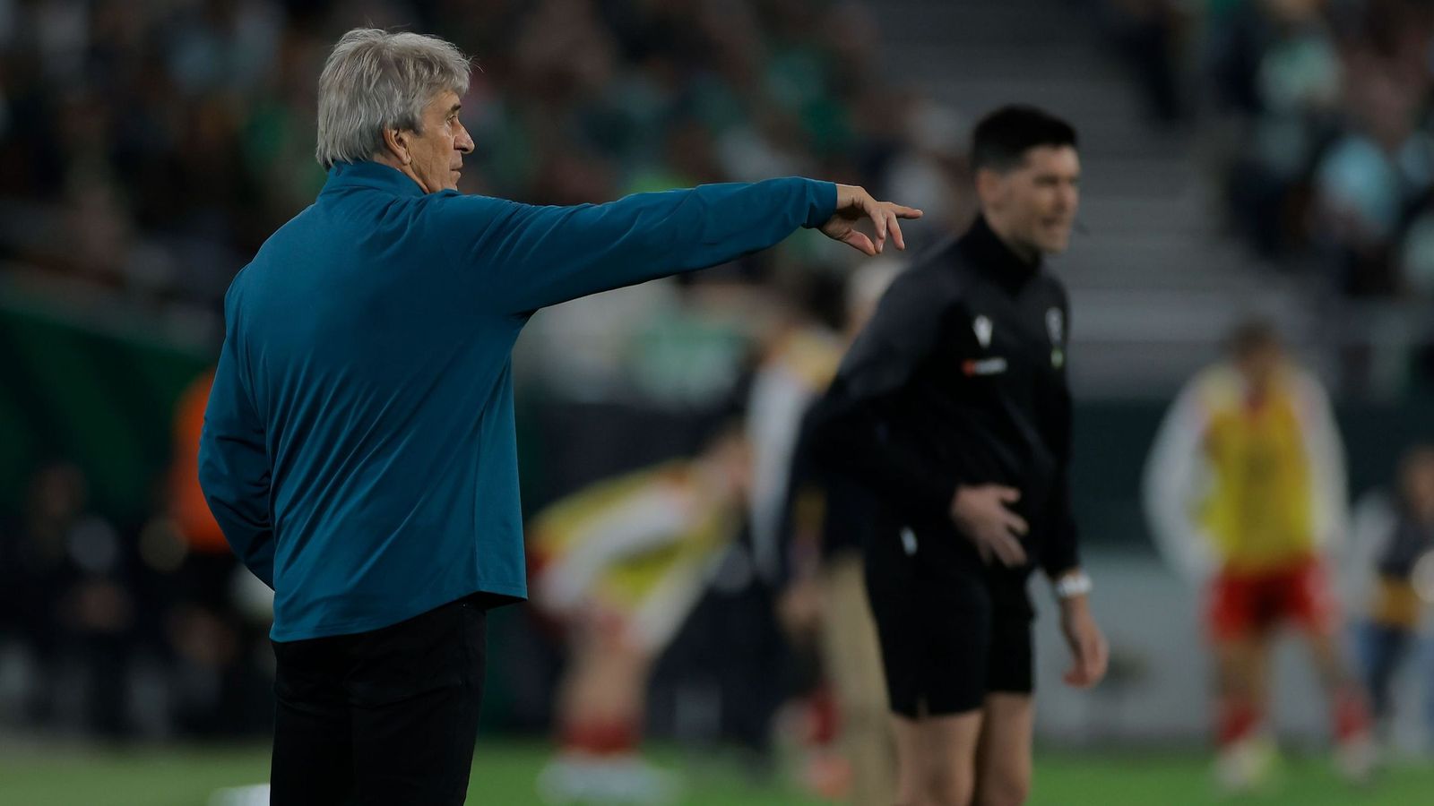 Manuel Pellegrini da instrucciones a sus futbolistas durante el derbi.