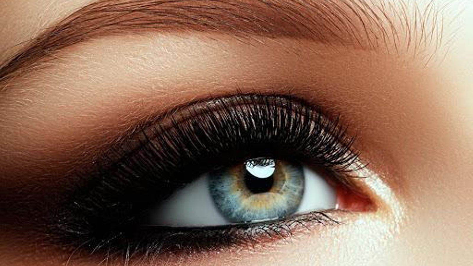 Maquillaje de ojos efecto khôl negro.