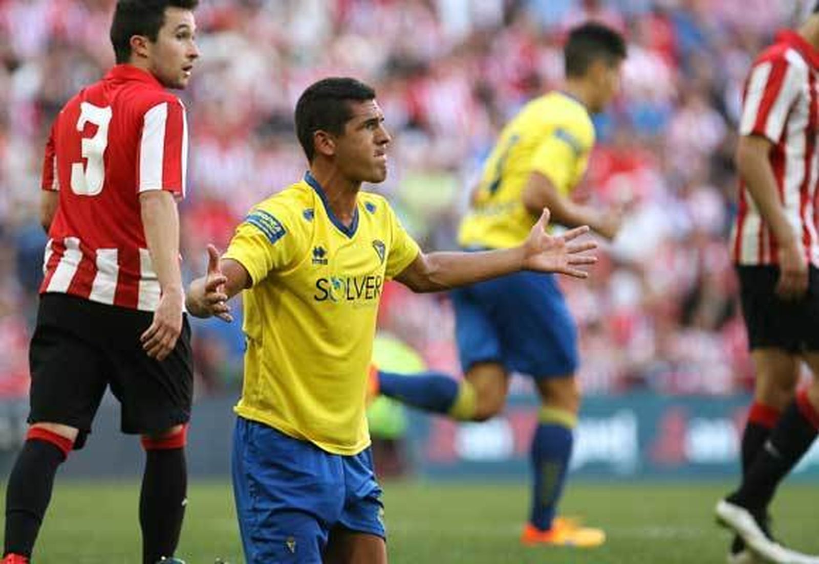 Garrido, de rodillas, abre los brazos en un gesto de impotencia. /LOF