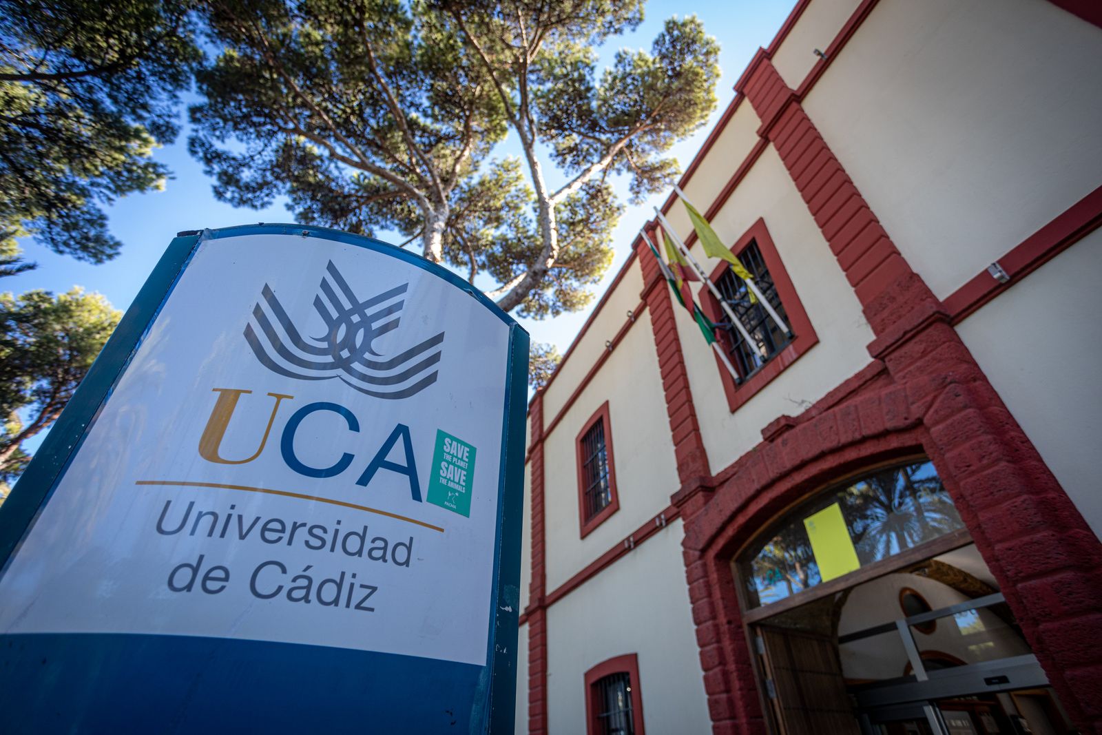 Exterior de la Facultad de Filosofía y Letras de Cádiz.